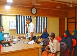 Locals besiege Ponnani tehsildar Led by KPCC Member Adv. Sivaraman