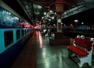 ട്രെയിൻ തട്ടി റെയിൽവേ ഉദ്യോഗസ്ഥന്റെ കാൽ അറ്റു; വിശദമായ അന്വേഷണം