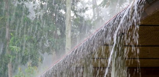 ചൂടിന് ആശ്വാസമായി വേനൽമഴ എത്തി; വ്യാപക നാശനഷ്ടം, ഇടിമിന്നലേറ്റ് ഒരുമരണം summer rain