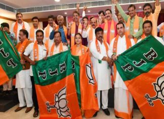 former-karnataka-minister-joins-bjp