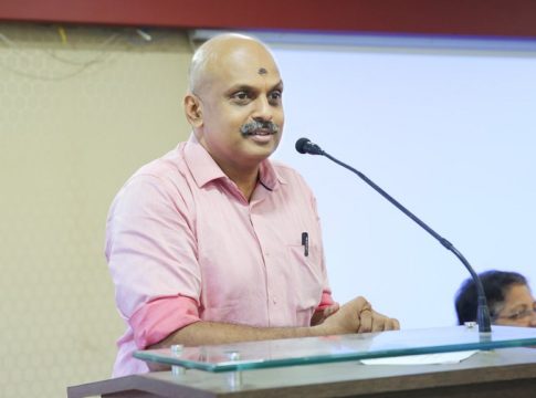 എസ് ശ്രീജിത്തിനെതിരായ വിജിലൻസ് അന്വേഷണം; ആഭ്യന്തര വകുപ്പ് സെക്രട്ടറി നേരിട്ട് ഹാജരാകണം Petition Against The Transfer Of S Sreejith In High Court