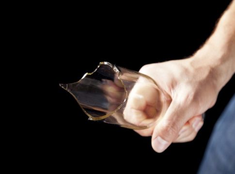 ടൂറിസ്റ്റ് ബോട്ടിന് നേരെ ബിയർ ബോട്ടിൽ ആക്രമണം; മൂന്നുവയസുകാരിക്ക് ഗുരുതര പരിക്ക് Beer Bottle Attack in Child Injured