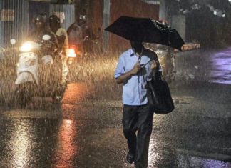 അടുത്ത അഞ്ചുദിവസം ശക്തമായ കാറ്റും മഴയും; വിവിധ ജില്ലകളിൽ നാളെയും അവധി Heavy Rain