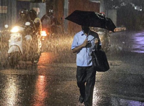 കനത്ത മഴ; മൂന്ന് ജില്ലകളിലെ വിദ്യാഭ്യാസ സ്ഥാപനങ്ങൾക്ക് നാളെ അവധി Heavy Rain