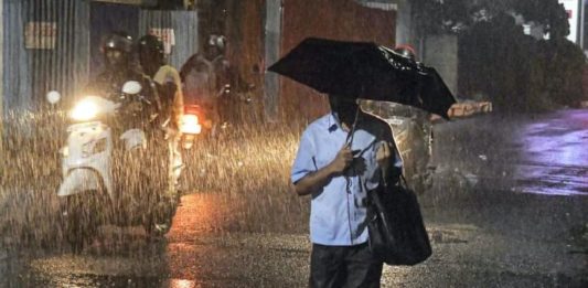 കനത്ത മഴ; മൂന്ന് ജില്ലകളിലെ വിദ്യാഭ്യാസ സ്ഥാപനങ്ങൾക്ക് നാളെ അവധി Heavy Rain