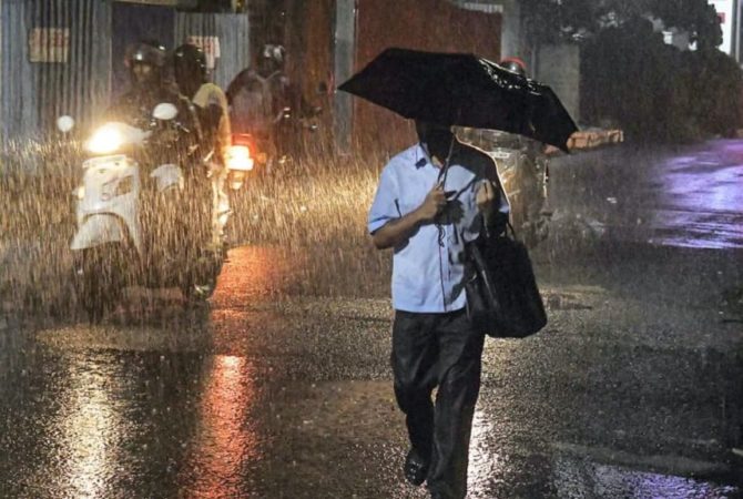 കനത്ത മഴ; മൂന്ന് ജില്ലകളിലെ വിദ്യാഭ്യാസ സ്ഥാപനങ്ങൾക്ക് നാളെ അവധി Heavy Rain
