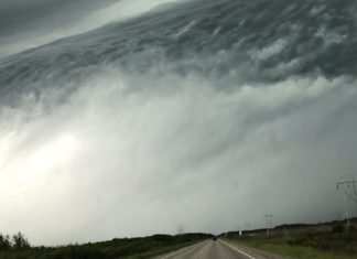 ആകാശത്ത് സുനാമിയോ? ആദ്യം പേടി, പിന്നെ അമ്പരപ്പ്; വൈറൽ കാഴ്ചകൾ ഇതാ Incredible Photo Of Clouds That Look Like Crashing Ocean Waves Leaves Internet Mesmerised