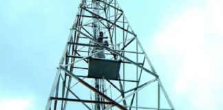 പോലീസ് കള്ളക്കേസിൽ കുടുക്കി; മൊബൈൽ ടവറിൽ കയറി യുവാവിന്റെ ആത്മഹത്യാ ഭീഷണി Anti Tower Protest