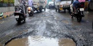 അപകടക്കെണിയുമായി ചന്ദ്രഗിരി ജങ്ഷനിലെ വെള്ളക്കുഴി; നടപടി കാത്ത് നാട്ടുകാർ kasargod road damage chandragiri junction