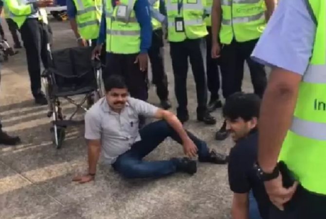 വിമാനത്തിനുള്ളിലെ പ്രതിഷേധം; പ്രതിയായ അധ്യാപകനെ സർവീസിൽ നിന്ന് നീക്കും