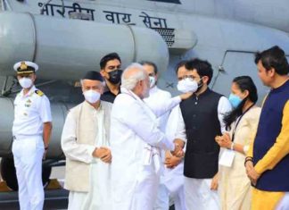 No name on list; Aditya Thackeray gets out of Uddhav's car