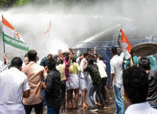 Four Were Arrested For The Protest Against CM Pinarayi Vijayan