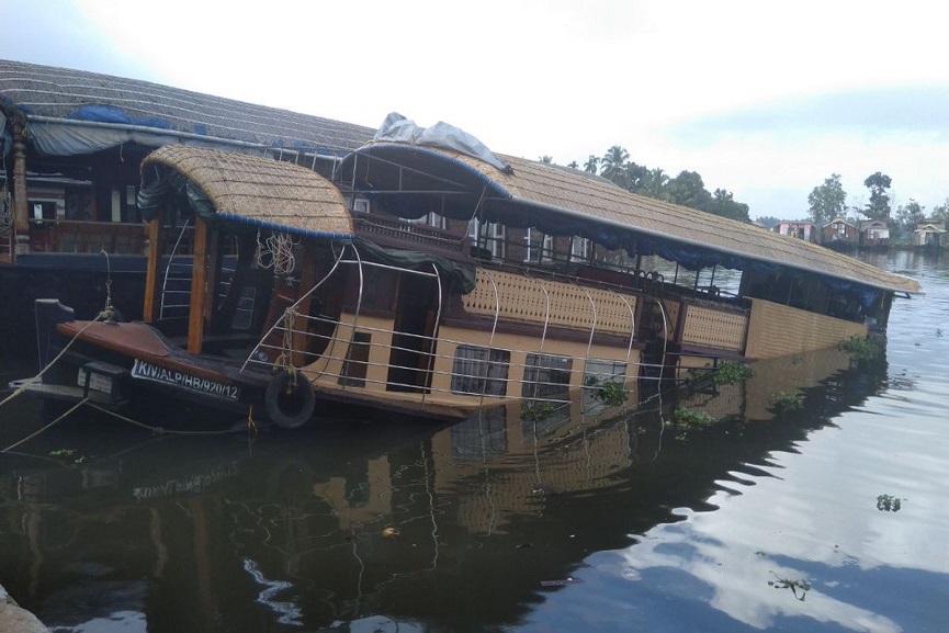 Houseboat Sinks In Alappuzha And One Were Missing Houseboat Sinks In Alappuzha And One Were Missing