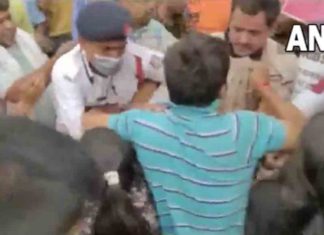 The policeman, who was questioned for violating the law, was beaten by a young woman and a friend