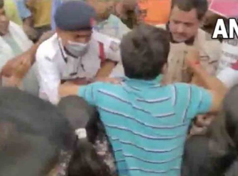 The policeman, who was questioned for violating the law, was beaten by a young woman and a friend
