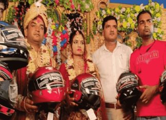 വിവാഹത്തിന് എത്തിയവർക്ക് സമ്മാനമായി ഹെൽമെറ്റ്; ദമ്പതികൾക്ക് കയ്യടി