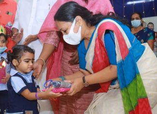 മഹാപ്രളയത്തില് കൈകളിലെത്തിയ കുരുന്നിനെ അക്ഷര ലോകത്തേക്ക് കൈപിടിച്ചു കയറ്റി വീണാ ജോർജ് veena-george-helath-minister