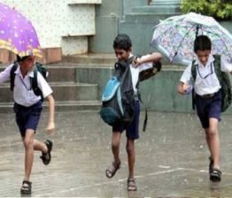 കനത്ത മഴ, റെഡ് അലർട്; രണ്ട് ജില്ലകളിലെ വിദ്യാഭ്യാസ സ്ഥാപനങ്ങൾക്ക് നാളെ അവധി Heavy Rain Alert In Kerala
