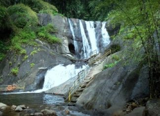 mountain flood at Kumbhavurutti Falls, Kollam; a death