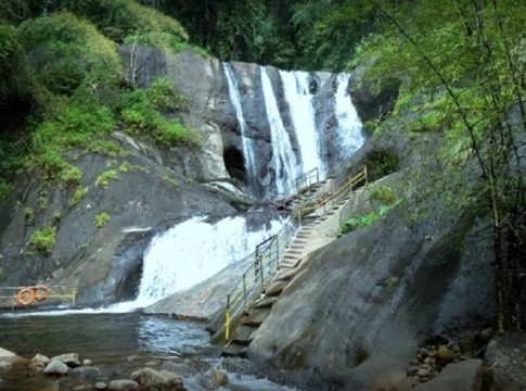 mountain flood at Kumbhavurutti Falls, Kollam; a death