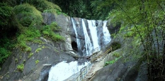 വനത്തിൽ അതിക്രമിച്ച് കടന്ന് റീൽസ് ചിത്രീകരണം; വ്ളോഗർക്കെതിരെ കേസ് mountain flood at Kumbhavurutti Falls, Kollam; a death