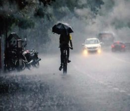 കനത്ത മഴ; അഞ്ച് ജില്ലകളിൽ നാളെ അവധി, എട്ട് ജില്ലകളിൽ ഓറഞ്ച് അലർട് heavy rain alert In Kerala