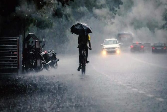 കനത്ത മഴ; അഞ്ച് ജില്ലകളിൽ നാളെ അവധി, എട്ട് ജില്ലകളിൽ ഓറഞ്ച് അലർട് heavy rain alert In Kerala