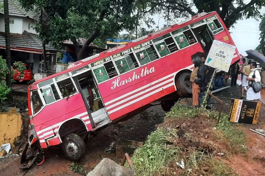 Bus Accident In Kannur And Seven Were Injured Bus Accident In Kannur And Seven Were Injured