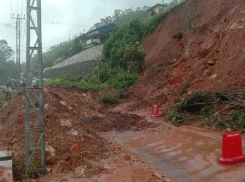 കൊച്ചി-ധനുഷ്കോടി ദേശീയ പാതയിൽ വീണ്ടും മണ്ണിടിച്ചിൽ; ഗതാഗത തടസം landslide on the Kochi-Dhanushkodi