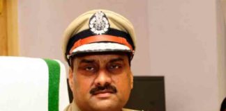 threatened the jewellery owner and stole the gold; Recommend case against DGP