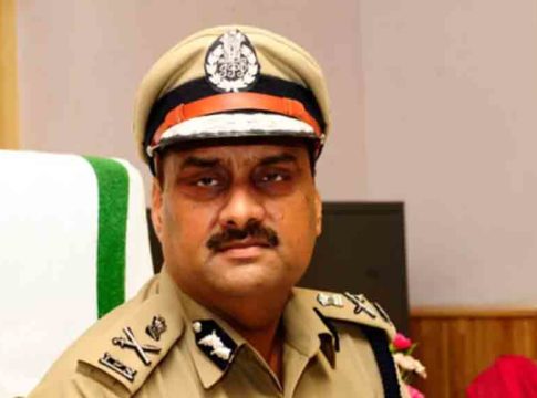 threatened the jewellery owner and stole the gold; Recommend case against DGP