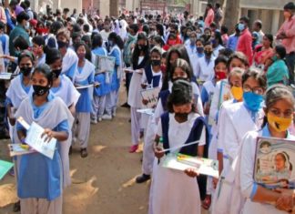 അവധി കഴിഞ്ഞെത്തിയപ്പോൾ സ്കൂൾ കാണാനില്ല; നടുറോഡിൽ കുട്ടികളെ പഠിപ്പിച്ച് അധ്യാപകർ