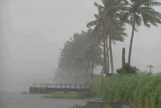 കനത്ത മഴ; അഞ്ച് ജില്ലകളിലെ വിദ്യാഭ്യാസ സ്ഥാപനങ്ങൾക്ക് നാളെ അവധി heavy rain