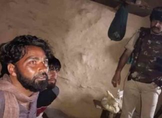 Locals caught two terrorists in Kashmir and handed them over to the security forces