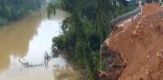 പുനലൂർ- മൂവാറ്റുപുഴ റോഡിന്റെ സംരക്ഷണ ഭിത്തി തകർന്നു