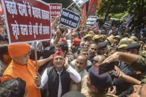 Massive rally led by Akhilesh Yadav; Yogi government blocked the rally