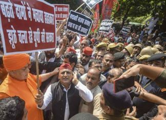 അഖിലേഷ് യാദവിന്റെ നേതൃത്വത്തിൽ കൂറ്റൻ റാലി; വഴിയിൽ പൂട്ടി യോഗി സർക്കാർ Massive rally led by Akhilesh Yadav; Yogi government blocked the rally