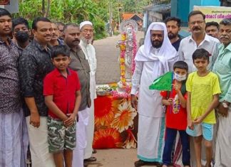 ഉൾകാഴ്ചയുടെ നിലവിളക്കുമായി നബിദിന ഘോഷയാത്രയെ സ്വീകരിച്ച് ക്ഷേത്രസമിതി Temple committee with the lamp of insight