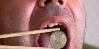 വിശപ്പ് മാറ്റാൻ ഭക്ഷണമാക്കി നാണയങ്ങൾ; 58കാരന് ഒടുവിൽ സംഭവിച്ചത് Eating-coin