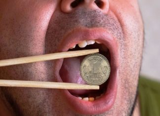 വിശപ്പ് മാറ്റാൻ ഭക്ഷണമാക്കി നാണയങ്ങൾ; 58കാരന് ഒടുവിൽ സംഭവിച്ചത് Eating-coin