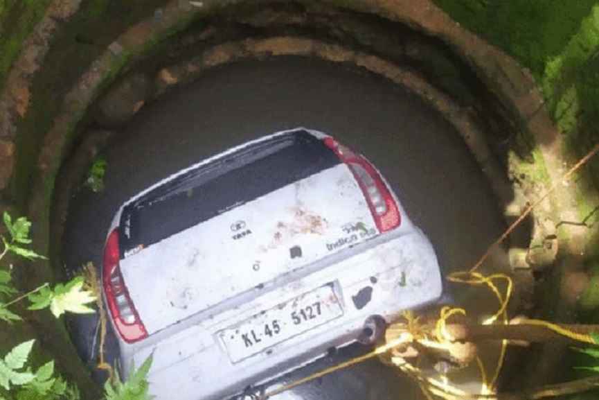 Car falls into a well while learning drive _ Son also died Car falls into a well while learning drive _ Son also died