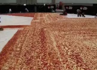 വലിപ്പം 1310 ചതുരശ്ര മീറ്റർ, 68,000 കഷ്ണങ്ങൾ ചേർത്തുവെച്ചൊരു ‘ഭീമൻ പിസ’ big pizza making