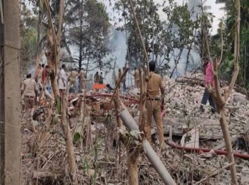 വാരാപ്പുഴയിൽ പടക്കശാലയിൽ വൻ പൊട്ടിത്തെറി; ഒരാൾ മരിച്ചു-7 പേർക്ക് പരിക്ക് Massive explosion at varapuzha firecrackers; One dead, 7 injured