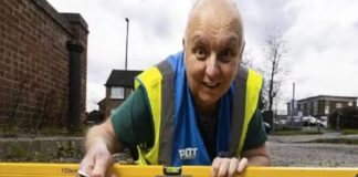 റോഡിലെ കുണ്ടും കുഴിയും; ന്യൂഡിൽസ് പ്രതിഷേധവുമായി യുകെ സ്വദേശി bumps in the road; UK native with noodles protest