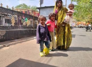 ചുട്ടുപൊള്ളുന്ന ചൂട്; ചെരുപ്പ് വാങ്ങാൻ പണമില്ല- കുട്ടികളുടെ കാൽ പ്ളാസ്റ്റിക് കവറിൽ പൊതിഞ്ഞ് ഒരമ്മ Rukmini