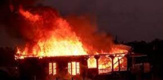 കണ്ണൂർ കാട്ടാമ്പള്ളിയിൽ നിർത്തിയിട്ട ഹൗസ് ബോട്ട് കത്തിനശിച്ചു kannur houseboat burnt