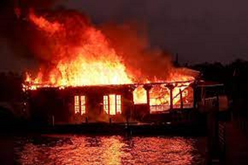 kannur houseboat burnt kannur houseboat burnt