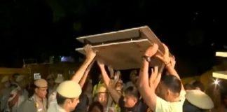 ജന്തർ മന്തറിൽ സംഘർഷാവസ്ഥ തുടരുന്നു; വഴികൾ അടച്ചു- മാദ്ധ്യമ പ്രവർത്തകർക്കും വിലക്ക് wrestlers-police protest in delhi