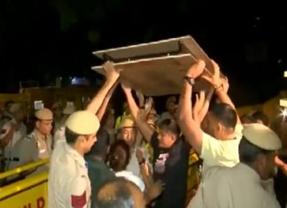 ജന്തർ മന്തറിൽ സംഘർഷാവസ്ഥ തുടരുന്നു; വഴികൾ അടച്ചു- മാദ്ധ്യമ പ്രവർത്തകർക്കും വിലക്ക് wrestlers-police protest in delhi