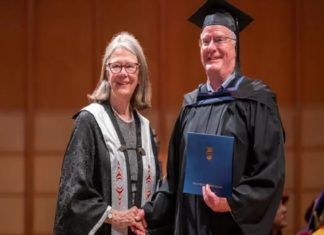 71ആം വയസിൽ ബിരുദം നേടി ആർതർ റോസ്; പൂർത്തിയാക്കിയത് 54 വർഷം കൊണ്ട് Arthur Ross